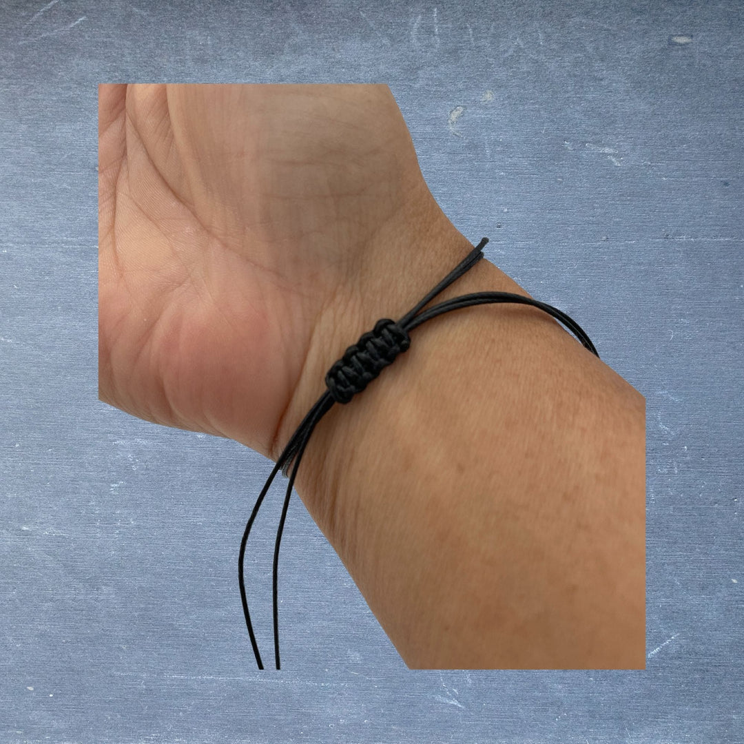 Image shows how the bracelet's knots look